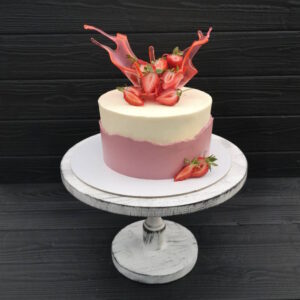 Торт с клубникой и вазой из изомальта