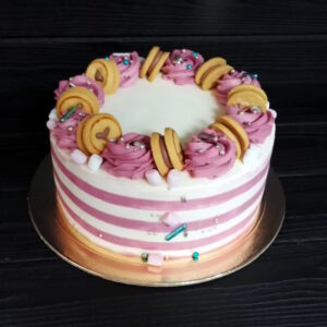 Торт с кремовым декором и печеньем