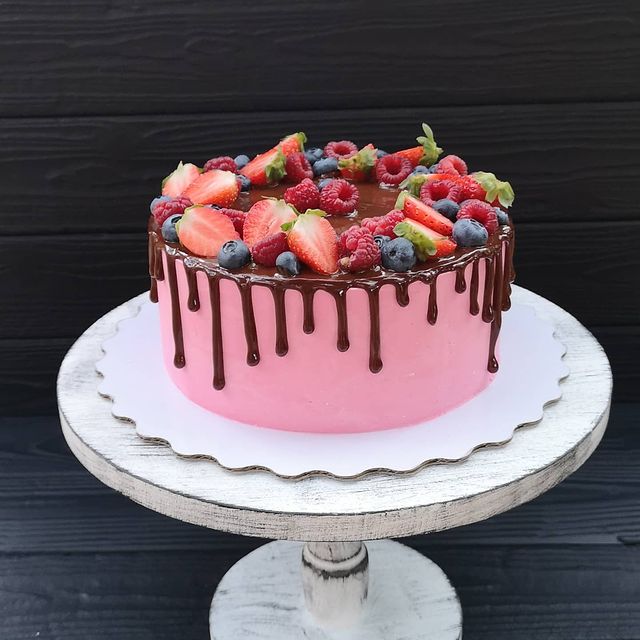 Торт с полукругом из ягод